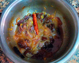 Foto del paso 6 de la receta: Dorada y gambas con cebollas confitadas a la Canela y pasas