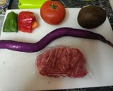 Foto del paso 1 de la receta: Carne picada con verduritas y aguacate