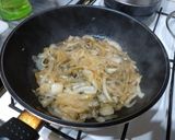 Foto del paso 3 de la receta: Tallarines con cebolla caramelizada