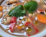Foto del paso 5 de la receta: Sopita, guisito de porotos tape, avena tostada y las verduritas que tengas 🫕🥣