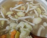 Gambar langkah 3 resipi Sup Vegetarian Simple.