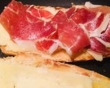Foto del paso 3 de la receta Bocata calentito de queso fundido y jamón serrano en sartén