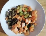 Foto del passaggio 4 della ricetta Mezzi rigatoni con melone, verdure e pancetta croccante 🌷