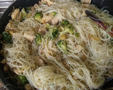 Foto del paso 5 de la receta: Fideos de arroz con pollo y brócoli
