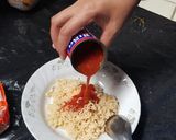 รูปขั้นตอนการทำที่ 2 ของ ยำบะหมี่ปลากระป๋องไข่ลวกยางมะตูม