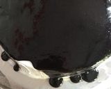 A picture of step 5 of Eggless Chocolate kit kat cake.