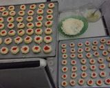 Foto langkah ke 4 dari resep Strawbarry cheese thumbrint cookies.