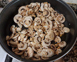 Foto del paso 2 de la receta: Trenza de champiñones, espinacas, huevo duro y salmón ahumado