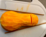 Foto del paso 3 de la receta: Calabaza estilo hasselback con crema de queso feta 🎃