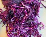 Foto del paso 1 de la receta: Ensalada crujiente de col morada y zanahoria estilo asiático