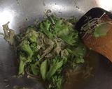 Foto langkah ke 4 dari resep Tumis Brokoli Enoki.