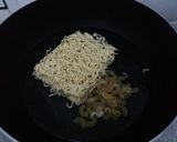 Foto langkah ke 2 dari resep Seblak Mie Makaroni Telur Sosis.