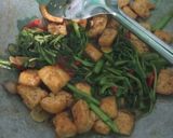 Foto langkah ke 3 dari resep Tumis Kangkung Tahu.