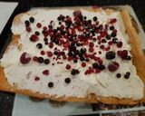 Une image de l'étape 3 de Biscuit roulé aux fruits rouges.