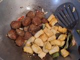109. Bola daging tahu kecap