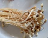 Foto langkah ke 1 dari resep Oseng Kangkung dengan Jamur Enoki.