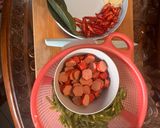 Foto langkah ke 1 dari resep Tumis Buncis Sosis Merah.