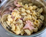 Une image de l'étape 10 de Salade de pâtes au saumon, tomates, oignon rouge et feta.