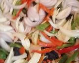 Foto del paso 4 de la receta: Lehemeyum rellena de cebollas, pimientos verde y rojo y queso