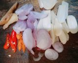 Foto langkah ke 4 dari resep Oseng Kecambah Sosis Pedas.
