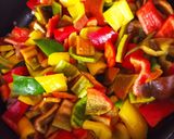 Foto del passaggio 2 della ricetta Fusilli con pomodori, peperoni, olive e basilico🍅🫑🫒
