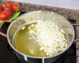 Foto del paso 2 de la receta: Sopa de tomate de mi abuela 👵🏻 🍅 🥖 🌿