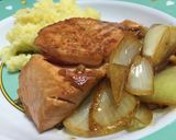 Foto langkah ke 9 dari resep Salmon madu kecap dengan bawang bombay.