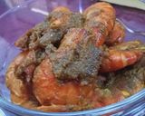 Foto langkah ke 8 dari resep Udang Bumbu Kuning Pedas.