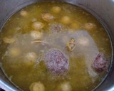 Foto del paso 5 de la receta: Consomé con relleno (pelotas)