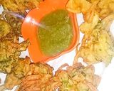 A picture of step 2 of Pyaz palak ke pakoray 😋.