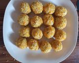 Foto langkah ke 5 dari resep Bola Bola Nasi.