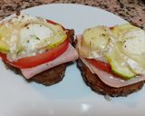 Foto del paso 4 de la receta: Tostas de calabacín, tomate, pavo y queso de cabra