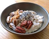 Hình bước làm 3 của món 🌱 Cháo Yến Mạch Sữa Hạt & Quả Sung Khô (Vegan)