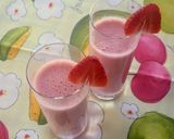 A picture of step 3 of Strawberry and Yogurt Smoothie.