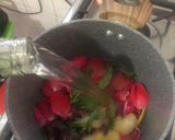 Foto del paso 2 de la receta: Infusión de rosas, hibiscos y algo más..