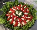 Une image de l'étape 8 de Salade de frisée aux tomates,mozzarella et fleurs de basilic.