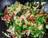 A picture of step 3 of Chicken chow mein.