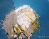 Foto langkah ke 3 dari resep Semprit cookies 3 bahan.
