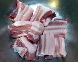 รูปขั้นตอนการทำที่ 1 ของ หมูสามชั้นทอดน้ำปลา กระเทียมเจียวพริกแห้ง