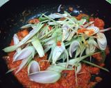 Foto langkah ke 4 dari resep Sup jamur asam pedas.