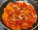 Foto del paso 2 de la receta: Tomate frito con huevo revuelto