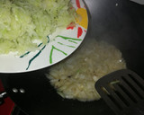 Foto del paso 2 de la receta: Cocido de Col con Cebolla y Huevos 🌱vegetariana