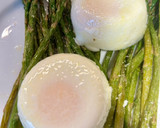 Foto del paso 4 de la receta: Espárragos trigueros en la airfryer con huevos poché