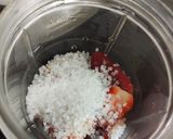 A picture of step 2 of Fresh Strawberry Juice.