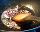Foto del paso 2 de la receta: Arroz a la cubana especial con setas y huevo escalfado en su jugo