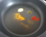 Foto del paso 1 de la receta: Arroz al curry con gambitas y brócoli