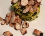Foto del passaggio 2 della ricetta Tentacoli di totano grigliati su spaghetti di zucchina marinati