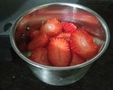 स्ट्रॉबेरी स्मूदी (strawberry smoothie recipe in Hindi) रेसिपी चरण 2 फोटो