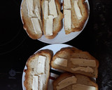Foto del paso 1 de la receta: Tostadas con queso brie y salmón ahumado