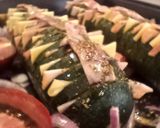 Foto del paso 4 de la receta: Calabacines Hasselback con Panceta y Gouda sobre Lecho de Tomate y Cebolla